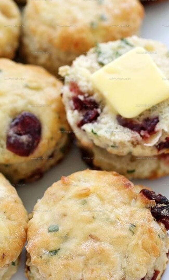 How to Prepare Christmas Cranberry Basil Biscuits