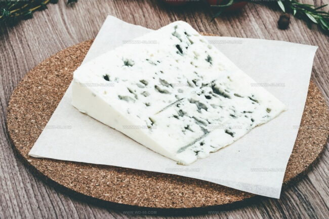 How Should You Store English Blue Cheese for Maximum Freshness?
